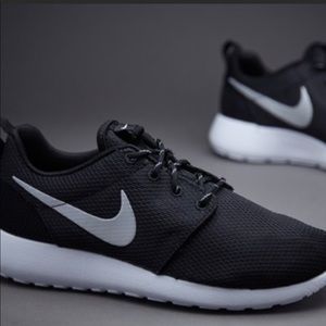 Black Nike Roche - Women’s 10